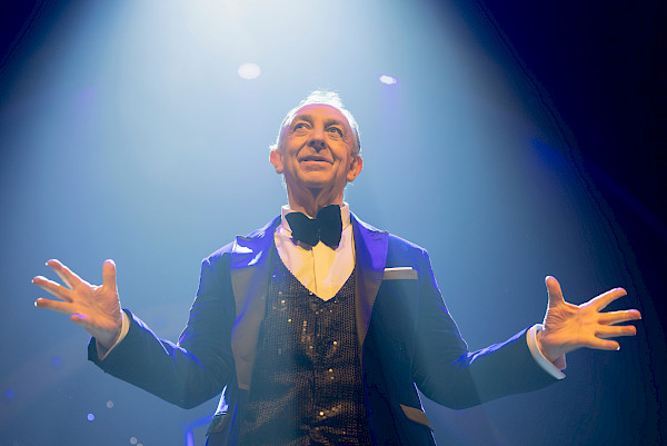 Ons Pap wil bij de revue-3