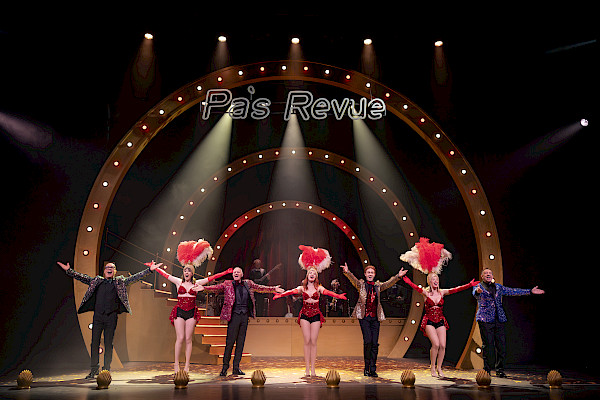 Ons Pap wil bij de revue-4