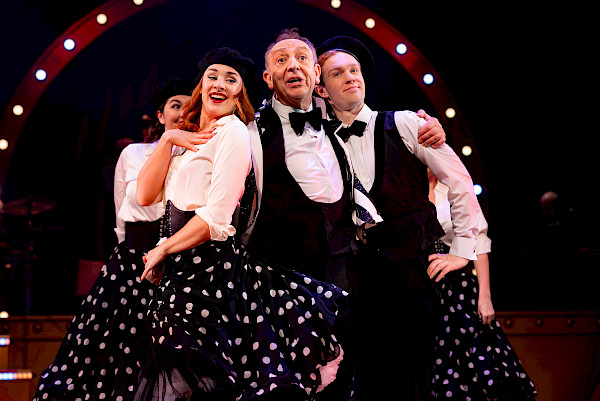 Ons Pap wil bij de revue-1